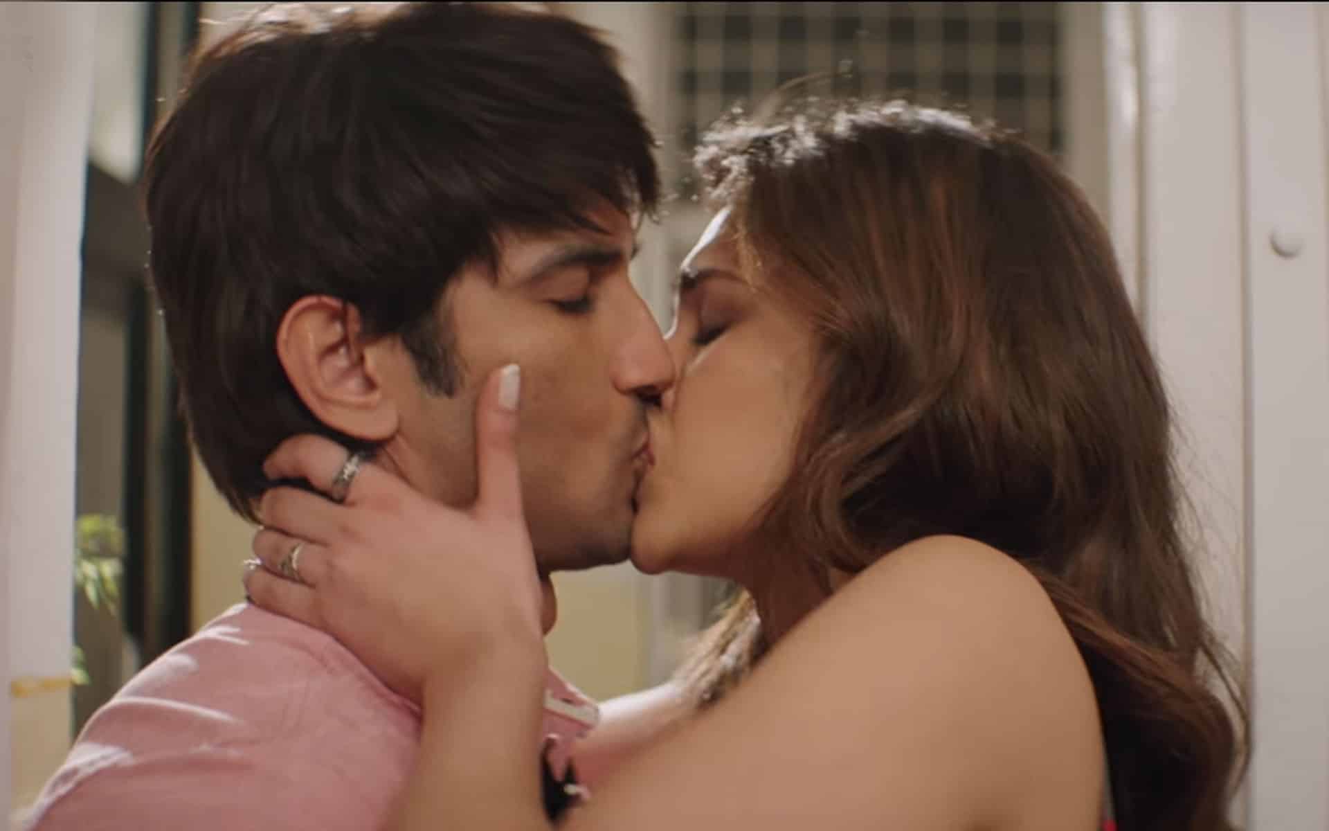 Поцелуй 2017. Kriti Kiss Sushant. Kriti Sanon Romantic. Kriti Sanon hot Scene. Сушант и крити поцелуи.