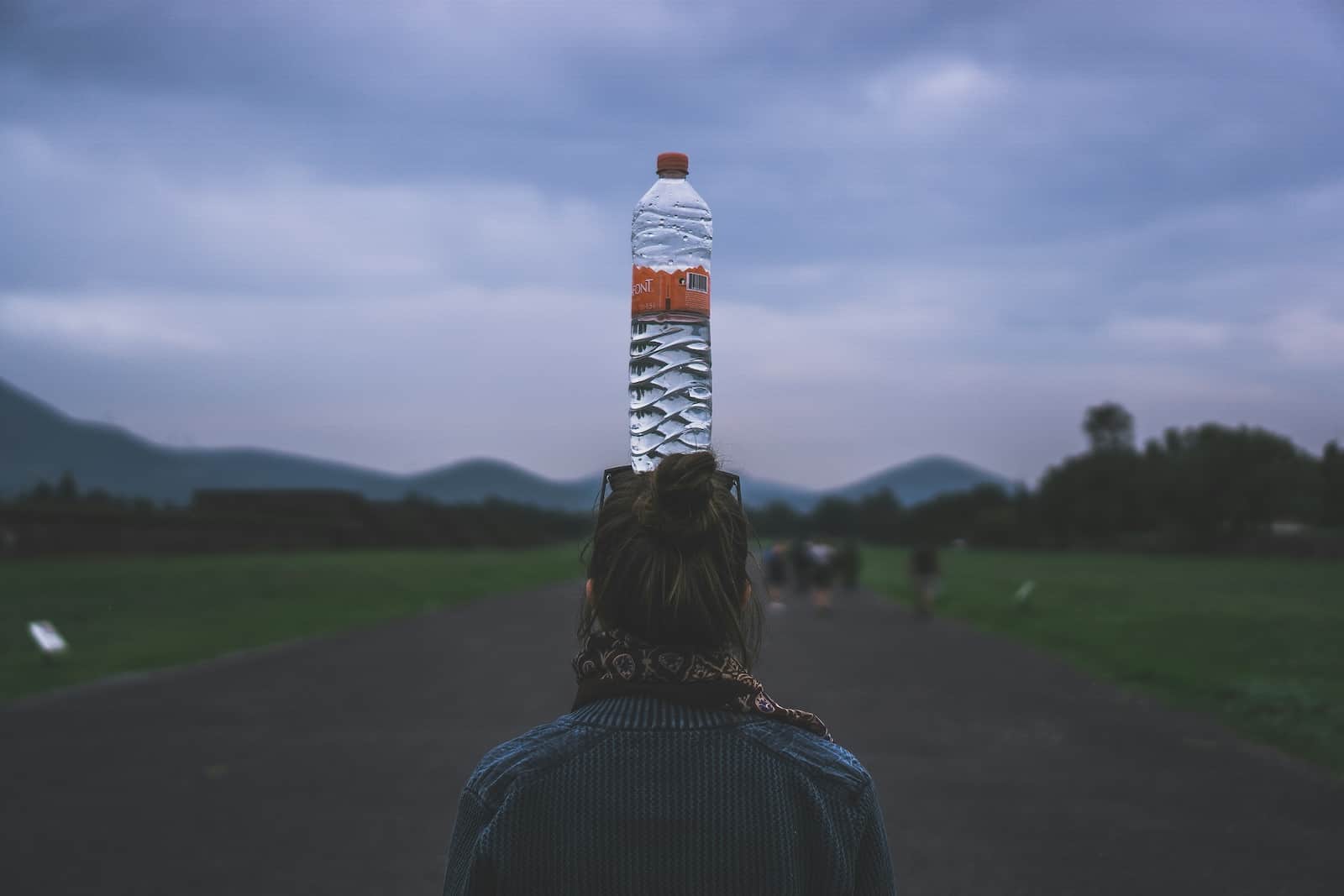 ¿Si bebo agua embotellada, estoy tragando plástico o tóxicos ocultos