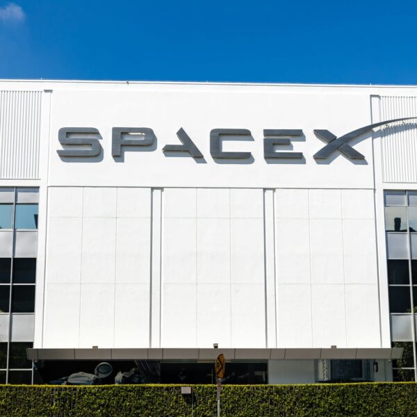 La FCC autoriza a SpaceX a aumentar la potencia de su servicio directo a smartphones