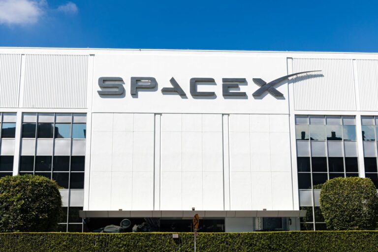 La FCC autoriza a SpaceX a aumentar la potencia de su servicio directo a smartphones