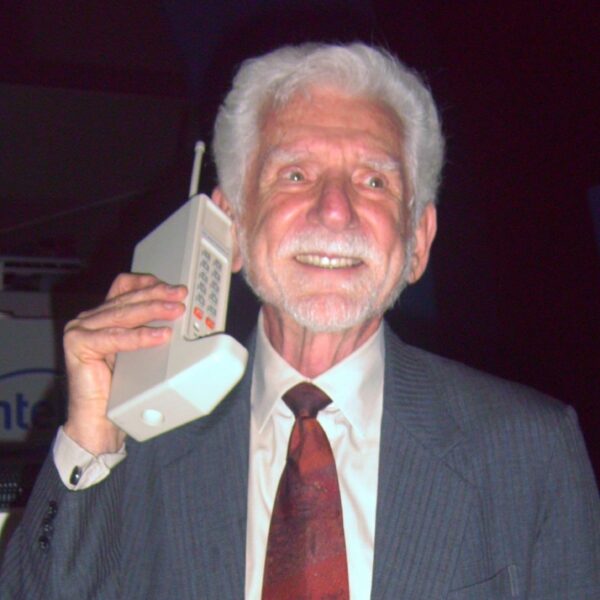 Martin Cooper: El ingeniero que cambió el mundo con la primera llamada móvil