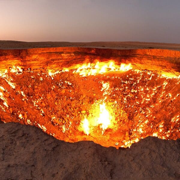 ¡INCREÍBLE! Este error soviético de 1971 abrió una ‘Puerta al Infierno’ que sigue ardiendo 54 años después (y no es el único fenómeno ardiente del planeta)